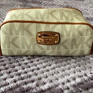‼️FLASH SALE Makeup bag travel case .